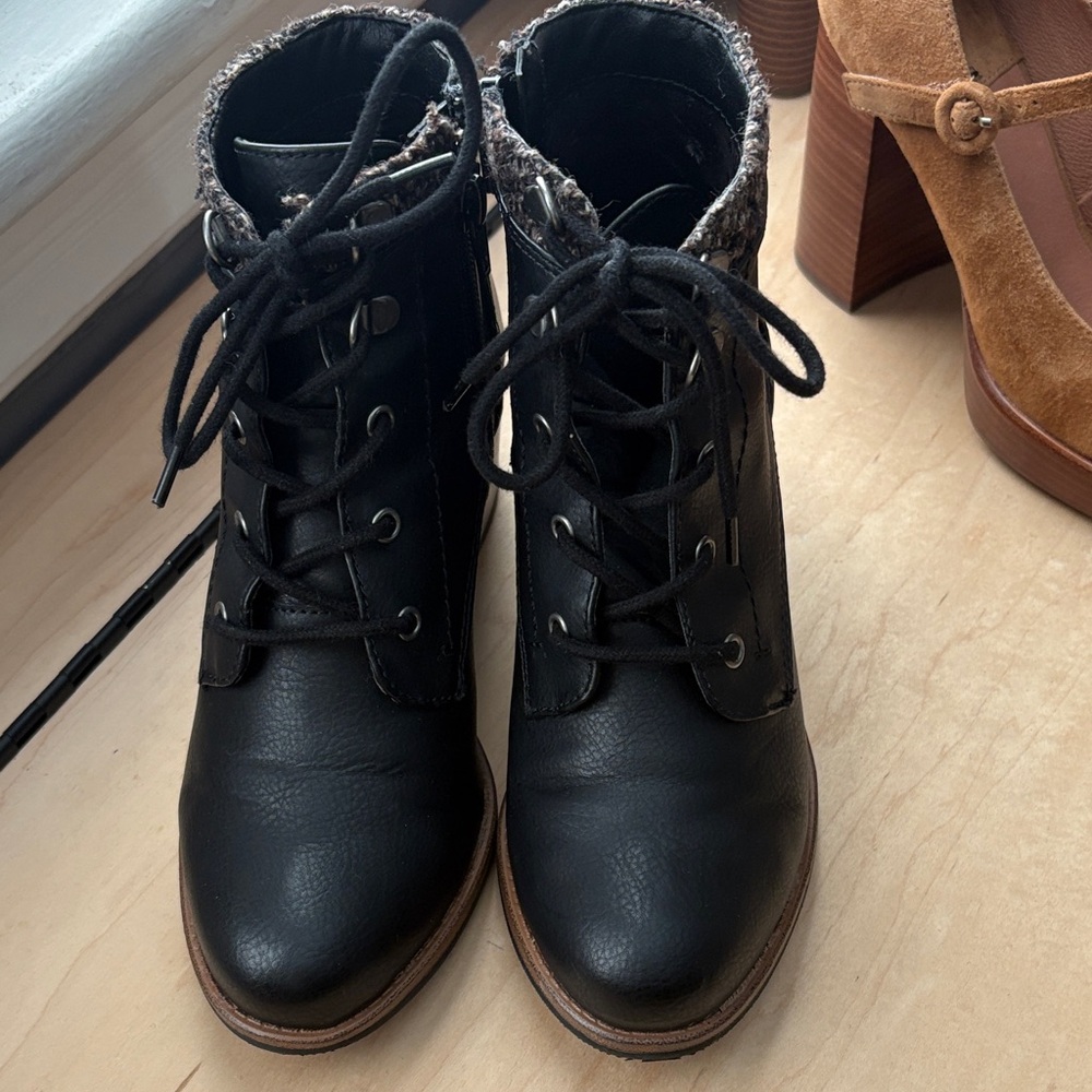 White Mountain Black Lace-Up Boots with Brown Sole
